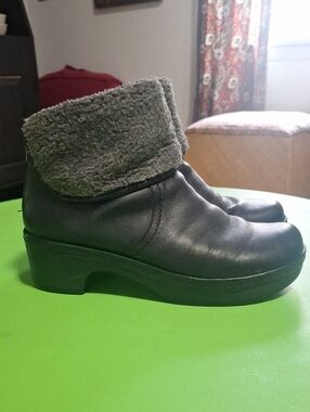 Clarks Black Leather Ankle Boots with Gray Faux-Shearling Cuff